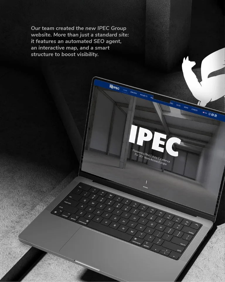Laptop mit der neuen IPEC-Website, daneben ein englischer Beschreibungstext