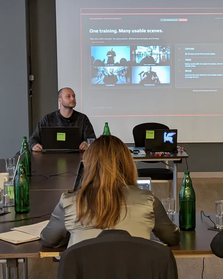 KI-Workshop: Trainer am Kopfende vor der Folie „One training. Many usable scenes.“, eine Teilnehmerin von hinten