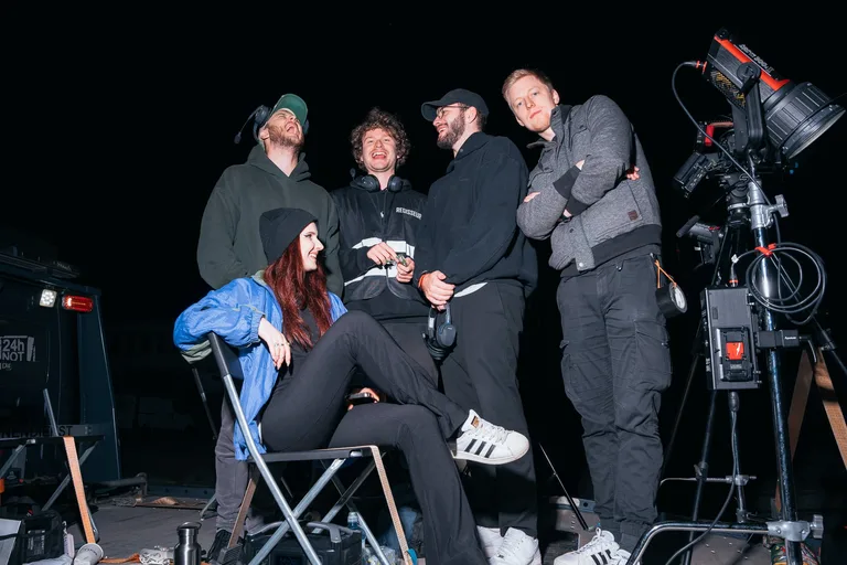 Crew beim Nachtdreh für Guilty: sechs Leute lachen neben Kamera und Scheinwerfer